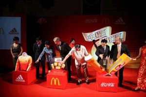麦当劳可口可乐阿迪达斯抱团营销